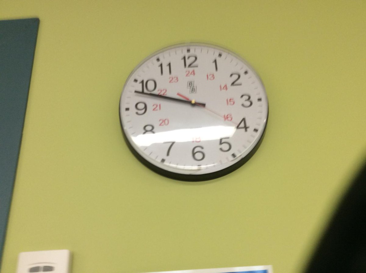 McSimard's tweet photo. Samuel veut savoir... Si nous dînons à 11h25, combien de temps avons-nous à travailler encore? #mathpourvrai mesure http://t.co/2dknYeTyrt
