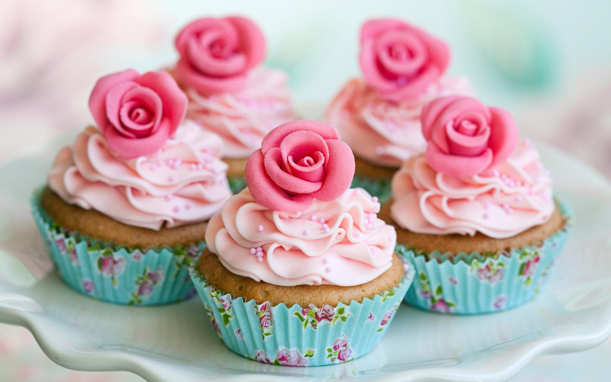 MaryDrivers's tweet photo. I love my job as  cake shop  🍩🍰🍧 http://t.co/NxgJ3IApCB