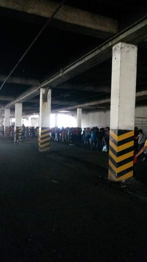 fjvh's tweet image. Asi esta la cola para comprar en MAKRO #PuertoLaCruz #Anzoategui #6My 12:00m @TrafficPuerto