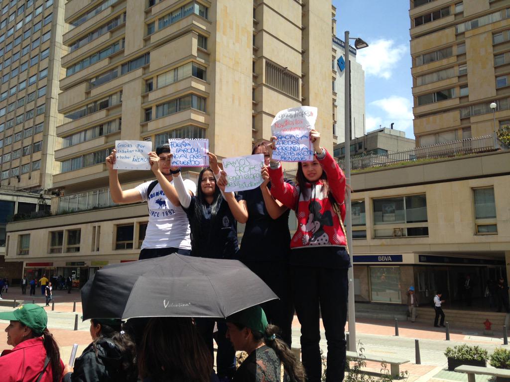 jose_cuervito's tweet photo. Recibiendo el gran apoyo de los #Estudiantes #FuerzaMiProfe #Resistemiprofe #yoapoyoamiprofe http://t.co/63xUAP2JIY