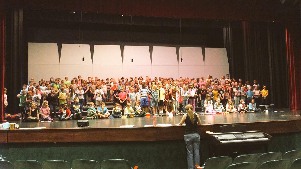 parenteauteach's tweet photo. Great Edison voices tonight at FHS, nice rehearsal students! 🎶 @MsGainer3rd @EdisonGradeOne @EdisonGradeTwo http://t.co/jt2utGoWSo