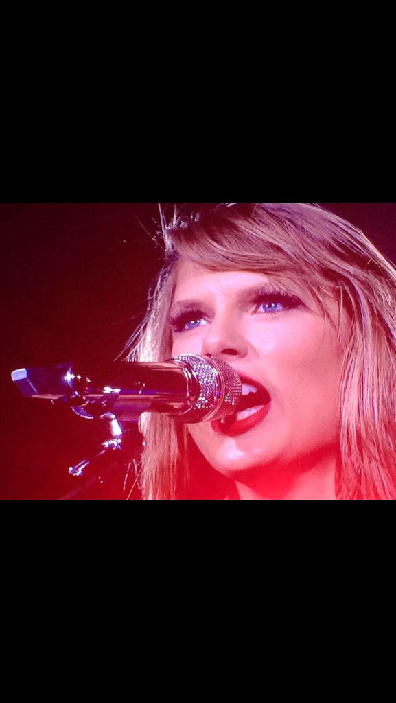swift_1989_'s tweet photo. EYES. EYES. http://t.co/uFOA1SoiNY