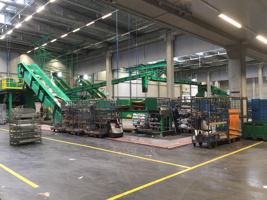 KMaesschalck's tweet photo. Onder de indruk van ons nieuw distributiecentrum in #ollignies dat @colruytgroup  bevoorraadt http://t.co/fTQJSbWWVG