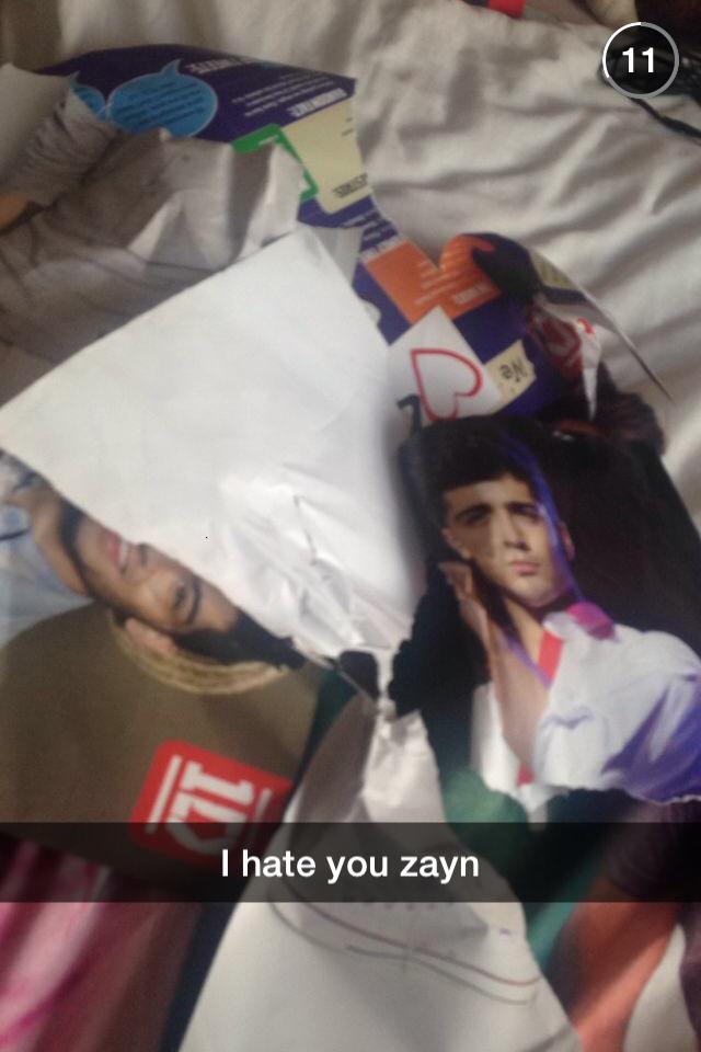 MichaelaMcfly's tweet image. When your best friend's a fan girl and there's drama in the #1dfandom #nicemove #zayn 😬😯😮😗