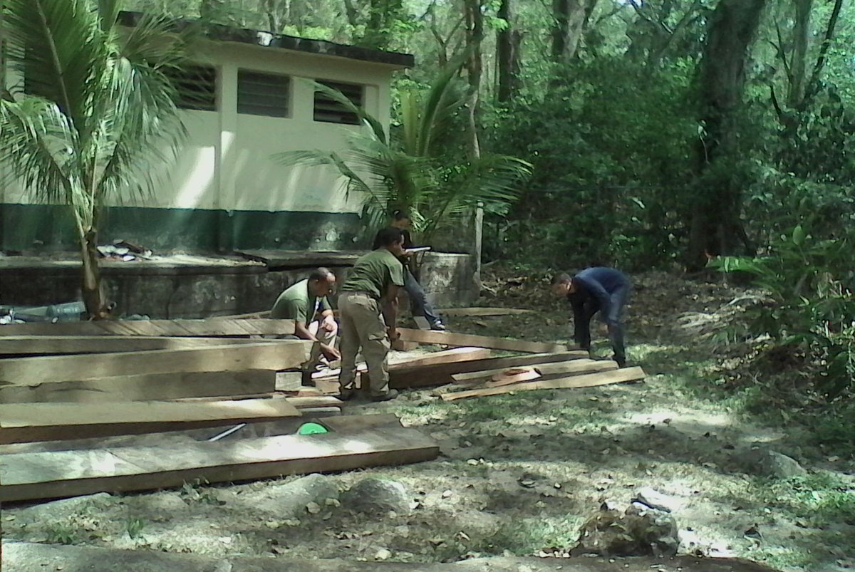 ParquesYaracuy's tweet photo. GUARDAPARQUES NUEVOS TRABAJANDO @YaracuyPnMn  @inparquesgob http://t.co/EhoMBmQV3z
