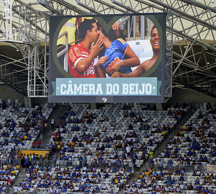 Mineirao's tweet photo. Você já apareceu na Câmera do Beijo? Marca aí a sua alma gêmea, que sempre te acompanha. #cameradobeijo #vcnomineirão http://t.co/Zww7MVh4OJ