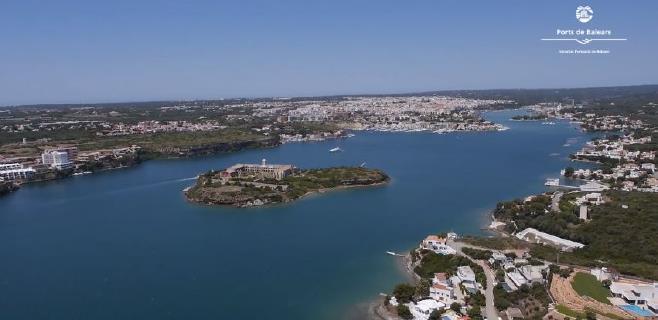 menorca_diario's tweet photo. Espectacular vídeo del puerto de #Maó desde el aire editado por @PortsdeBalears http://t.co/5dEtjwFeuX http://t.co/Y4WzFWaB4N