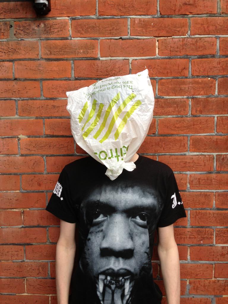 ThingsOnDers's tweet photo. Waitrose bag. http://t.co/Fe6bIecgKV