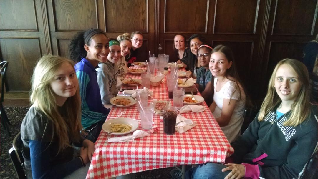 kjbrockhaus's tweet photo. Ralston girls track gearing up for RCC's! #teamdinner #spaghettiworks @RalstonHS http://t.co/QkWe0YJWB7