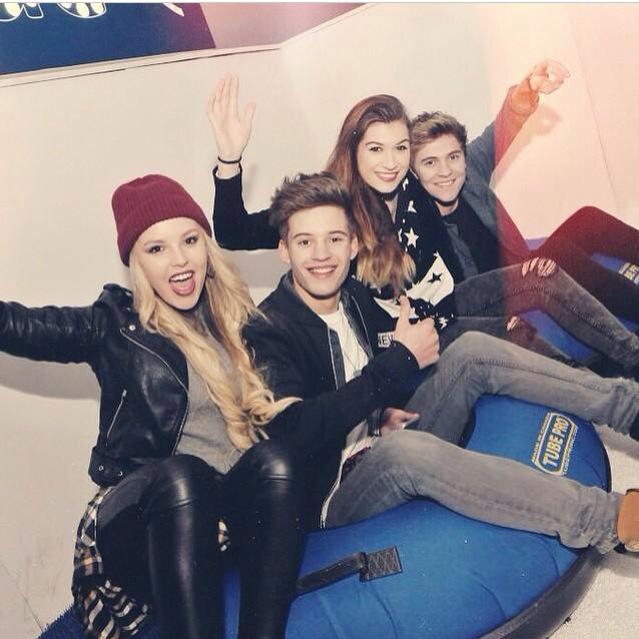 OnlyTheYoungPT's tweet photo. RT! I vote for @OTYOfficial for the @RedCarpetBiz Rising Star Award 2015 #RCBAwards x @OTYOfficial http://t.co/xiq8BvSMRG
