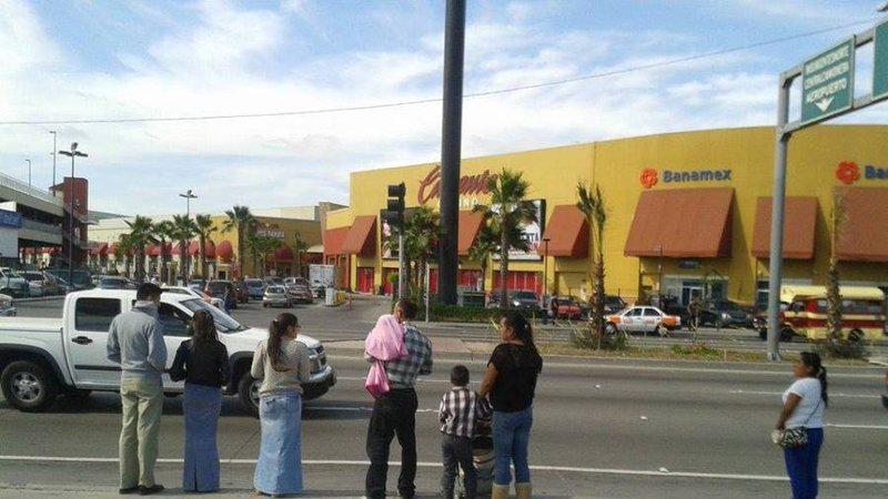Change_Mex's tweet photo. Aquí le piden a @DocAstiazaran la construcción de puentes peatonales en #Tijuana http://t.co/eYE6W90P7T http://t.co/kiAHPnfYah