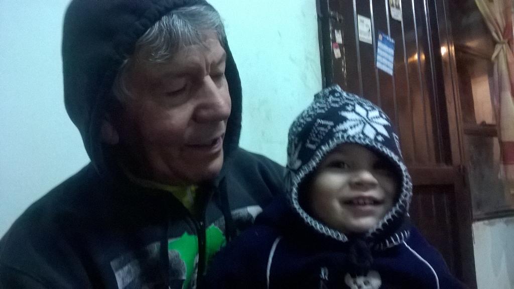 flopix_K's tweet photo. Salimos a tomar fresco con el abuelo #estahelando #locurasunicas #inviernopatagonico #teladebo jaja ❤ http://t.co/g4i9dDIEBU