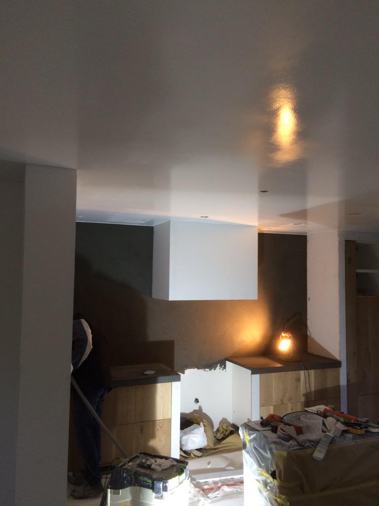 TEN_NAPEL's tweet photo. Plafond gespoten in @Wijzonol extramat. Keuken afgewerkt met Concrete Nature @Keesromkes55 @amanda_kuijper http://t.co/JeMvkCn32K