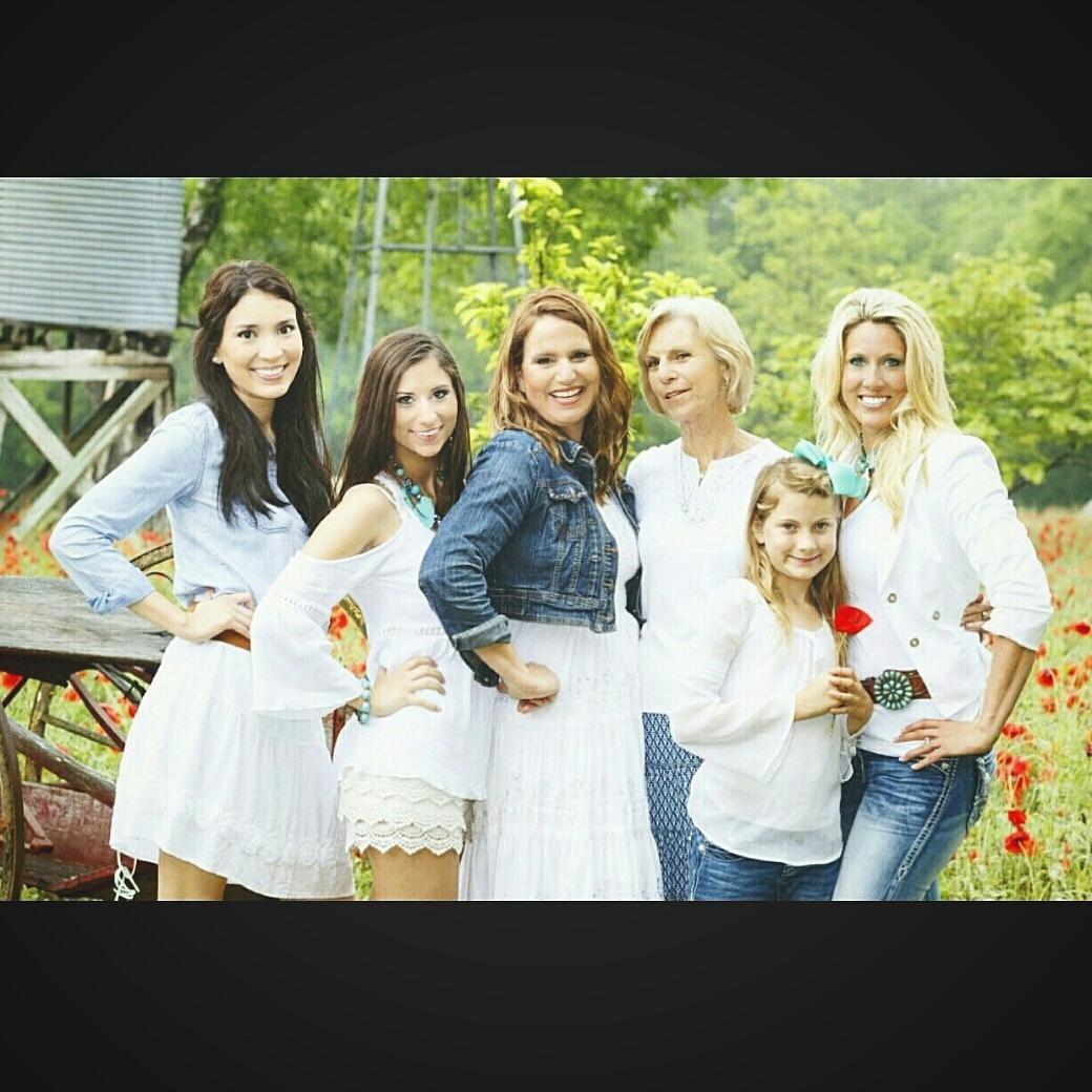 BayAshtyn's tweet photo. Just another week til I'm reunited with my favorite ladies 💞 #fam #homesweethome http://t.co/KV0Ener8aR