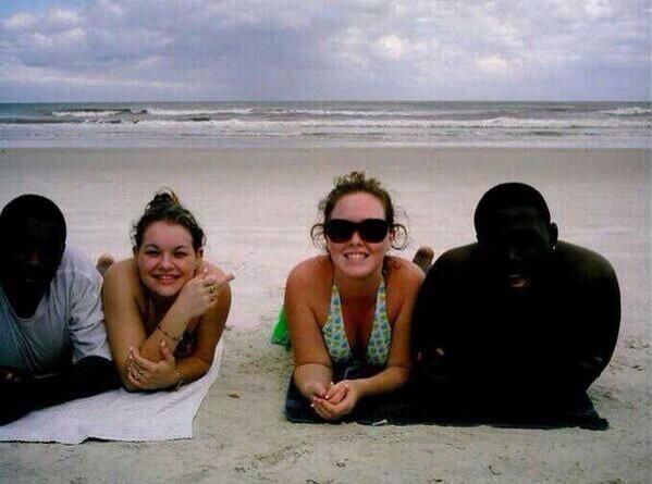 Es_Lujo's tweet photo. DOS CHICAS CON DOS PERSONAJES SIN DESBLOQUEAR DE ALGÚN VIDEOJUEGO. http://t.co/KAYJgx0KLD