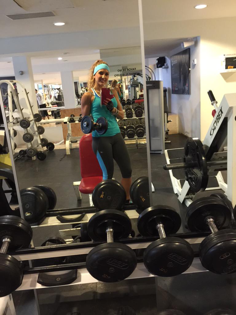 RominaMPOficial's tweet photo. Hora d la comida, y en vez d comer... A entrenar como loca antes de ir a grabar!! Amo mi GYM!! @SportsWorldMex http://t.co/2Xkk9e2I09