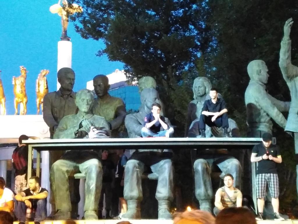 basurama's tweet photo. Al fin le encontraron sentido al monumento! La mani de hoy, en el parlamento #Alegría @UrbanCooks @GoranJanevSkMk http://t.co/mQ3zCdDYM9