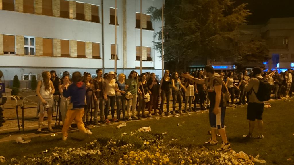 idzikovski's tweet photo. Девојки ја бранат полицијата од провокатори #протестирам http://t.co/bmGTzVu1MA