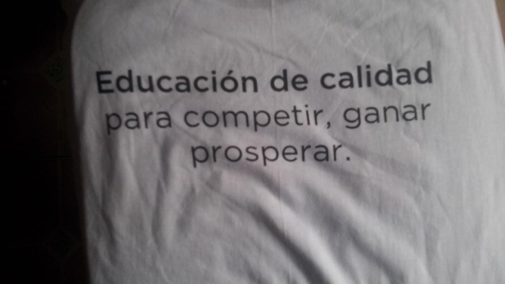 KaryGuillenC's tweet photo. Mi compromiso es trabajar por una educación de calidad para nuestros hijos.
#Atrévete 
#TlalpanSiPuedeCambiar http://t.co/SBoxYzQUl9