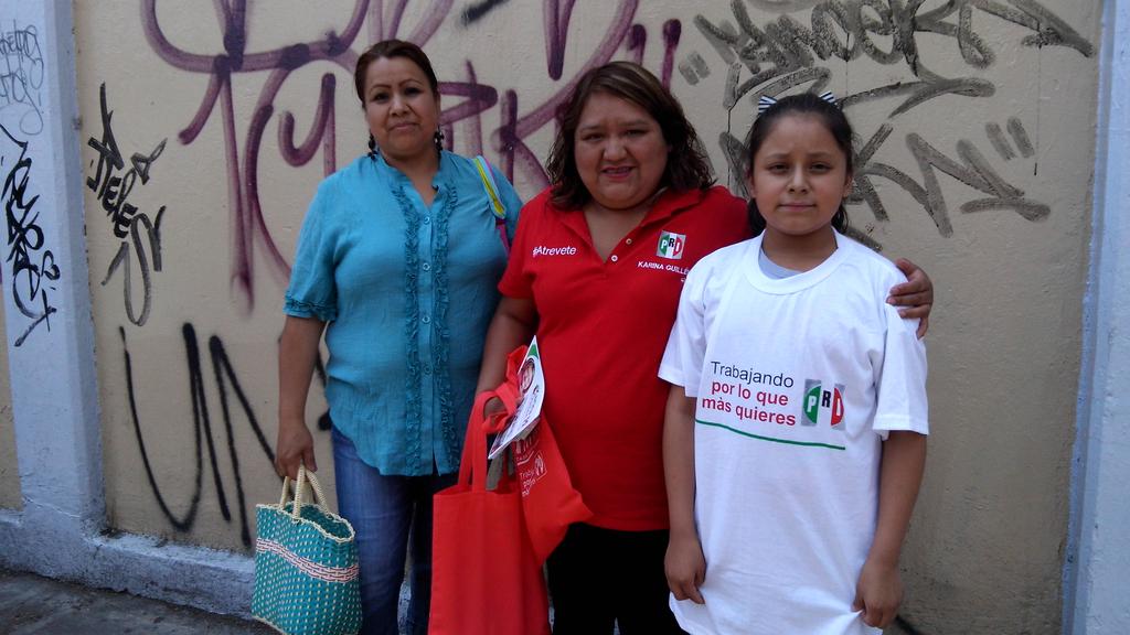 KaryGuillenC's tweet photo. Mi compromiso es trabajar por una educación de calidad para nuestros hijos.
#Atrévete 
#TlalpanSiPuedeCambiar http://t.co/SBoxYzQUl9
