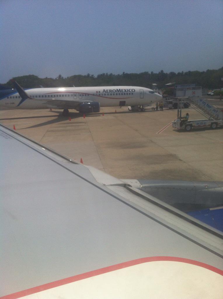 aaaerostar1's tweet photo. Llegando a ixtapa zihuatanejo,con un clima agradable (no es cierto) calor calor😂😂jajaja en unas horas más a luchar. http://t.co/B5achyO99P