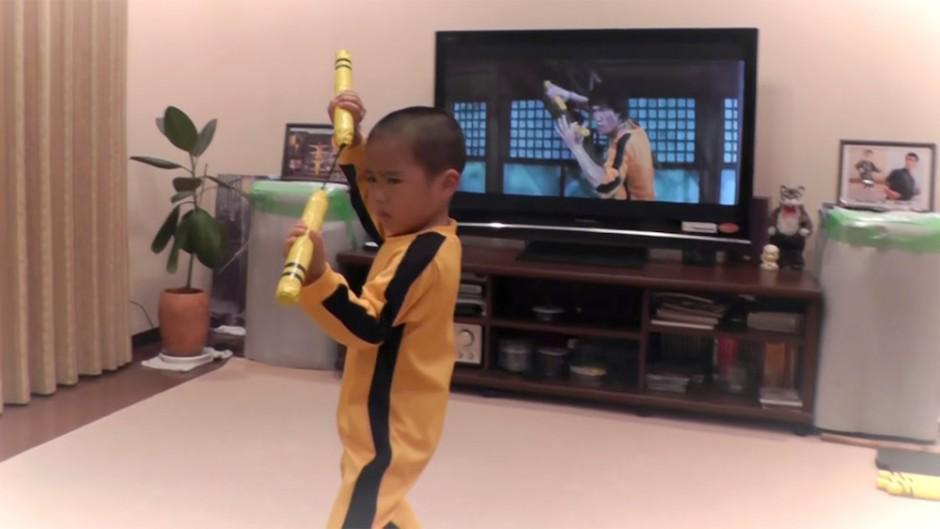 Watch this 5 year old kid perfectly reenact an infamous Bruce Lee nunchuck scene: sckchr.ps/1EXOTwQ