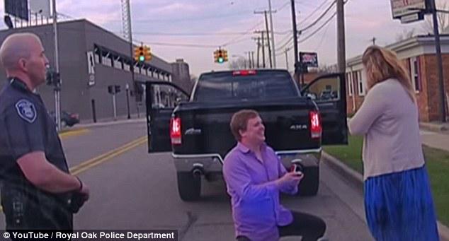 Daily_MailUS's tweet image. Cops who pulled couple over on first date help boyfriend propose 2 years later dailym.ai/1QniSCe