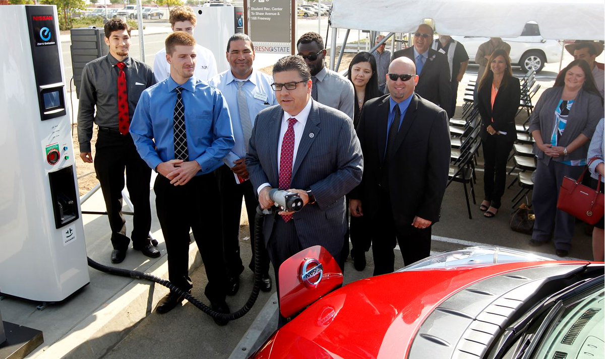 Fresno_State's tweet photo. Pics from today's #ElectricVehicle Charging Station unveiling! Now open by @FSBulldogPower. @JosephICastro http://t.co/Hlh8nciYQ7