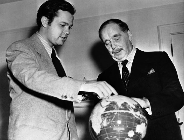 StopPlusUltra's tweet image. Today is Orson Welles' 100th birthday, photographed here with fellow Plus Ultra member H.G. Wells. #TakeBackTomorrow