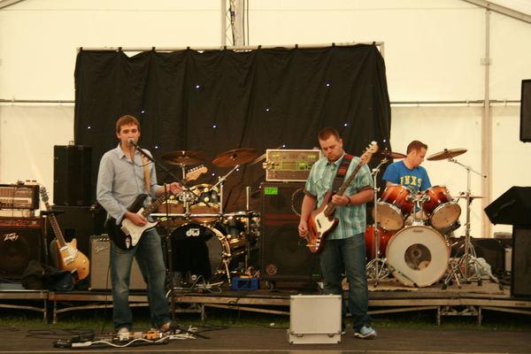 MuddyParrett's tweet photo. 3 Men sonically matched on the banks of the river Parrett 12/7/08 #muddyparrettrock http://t.co/RS8Xpv8IH1