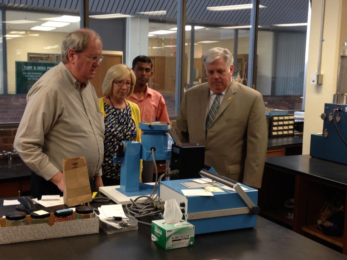 MdAgDept's tweet photo. Gov @LarryHogan just made a surprise visit to MDA &amp; went door to door thanking staff for their hard work. Thx u Gov! http://t.co/carq6RRQTn
