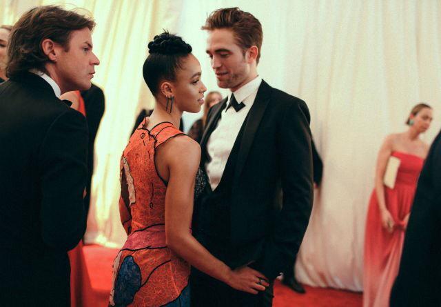 RobsessedChicks's tweet photo. Relationship goals right here... FKA Twigs 💙 Robert Pattinson http://t.co/rdxK4ZE0Lw