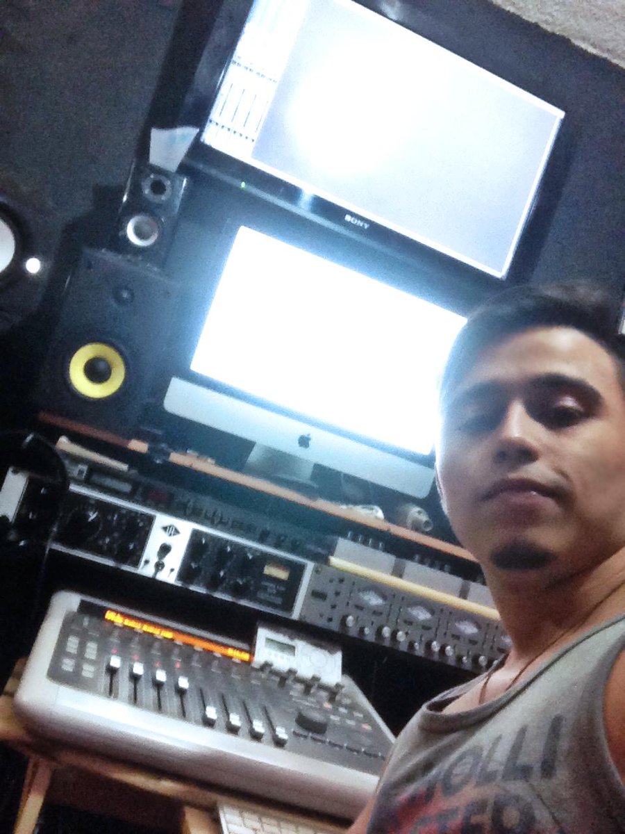 CharleyMusik's tweet photo. Escuchando la versión final del próximo sencillo "AMOR GENUINO"🎵 desde #OrigenRecords 🔥🔥 APROBADO✅ @IvicuyRecords http://t.co/2jerpxDvUD