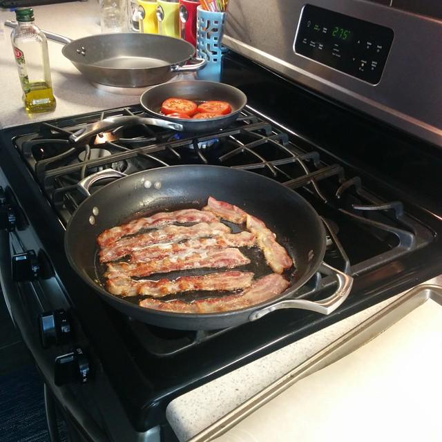 jenmoffatwriter's tweet image. Breakfast for dinner... #spring #bacon #friedtomatoes #breakfastfordinner ift.tt/1FQjpd1