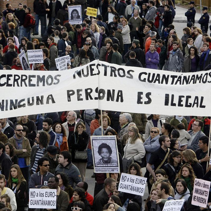 Nosomosdelito's tweet photo. Ningun Ser Humano es ilegal. #NoLeyesMordaza #DefensoraDefiende #MordazaInconstitucional http://t.co/9KnIL43hWV