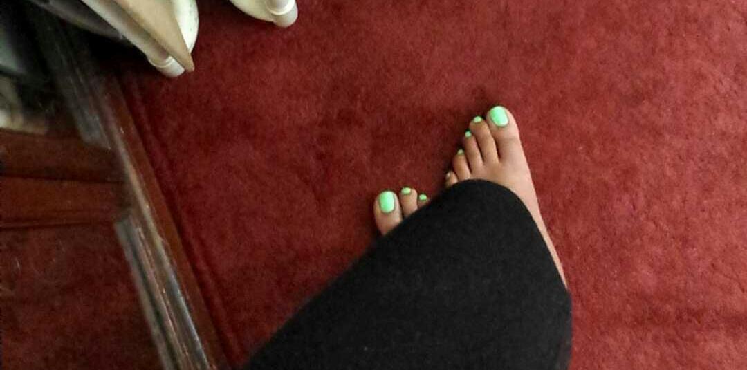 BeLLaNellZ's tweet image. When you're tall with "big feet" but they're pretty 😌☝😂 #cutetoes #prettyfeet #prettyeverything #beautyishername 💁