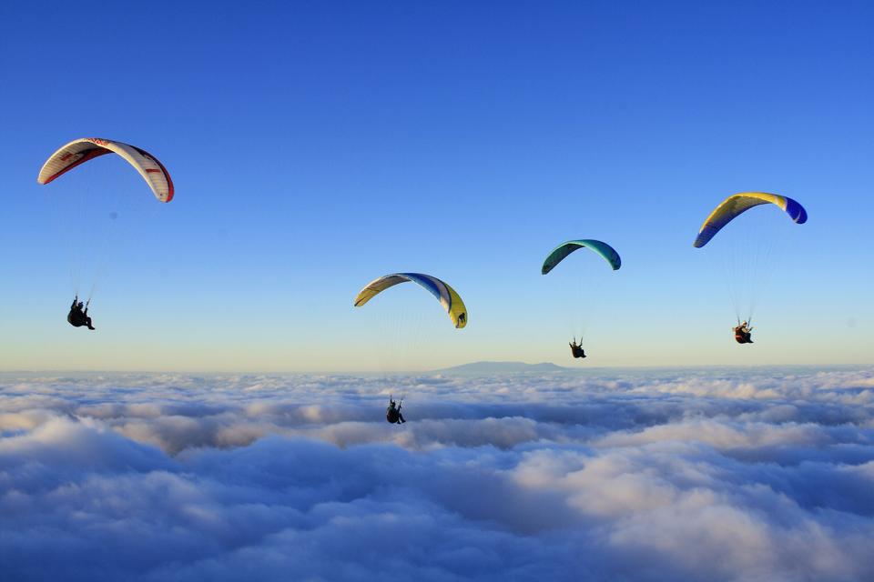 FlyTheEarth's tweet photo. Over the clouds #ElHierro  #Paragliding http://t.co/YlKm5Z121q