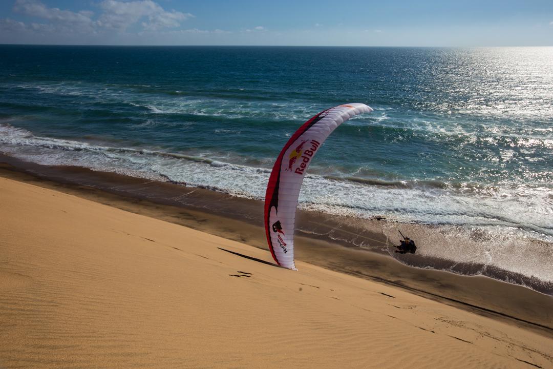 FlyTheEarth's tweet photo. #paragliding #flytheearth #adventure #Namibia #desert #dunes #VesoOvcharov #redbull #SOL #ActionCam #Roobar #Stenata http://t.co/npVUVS56Dw