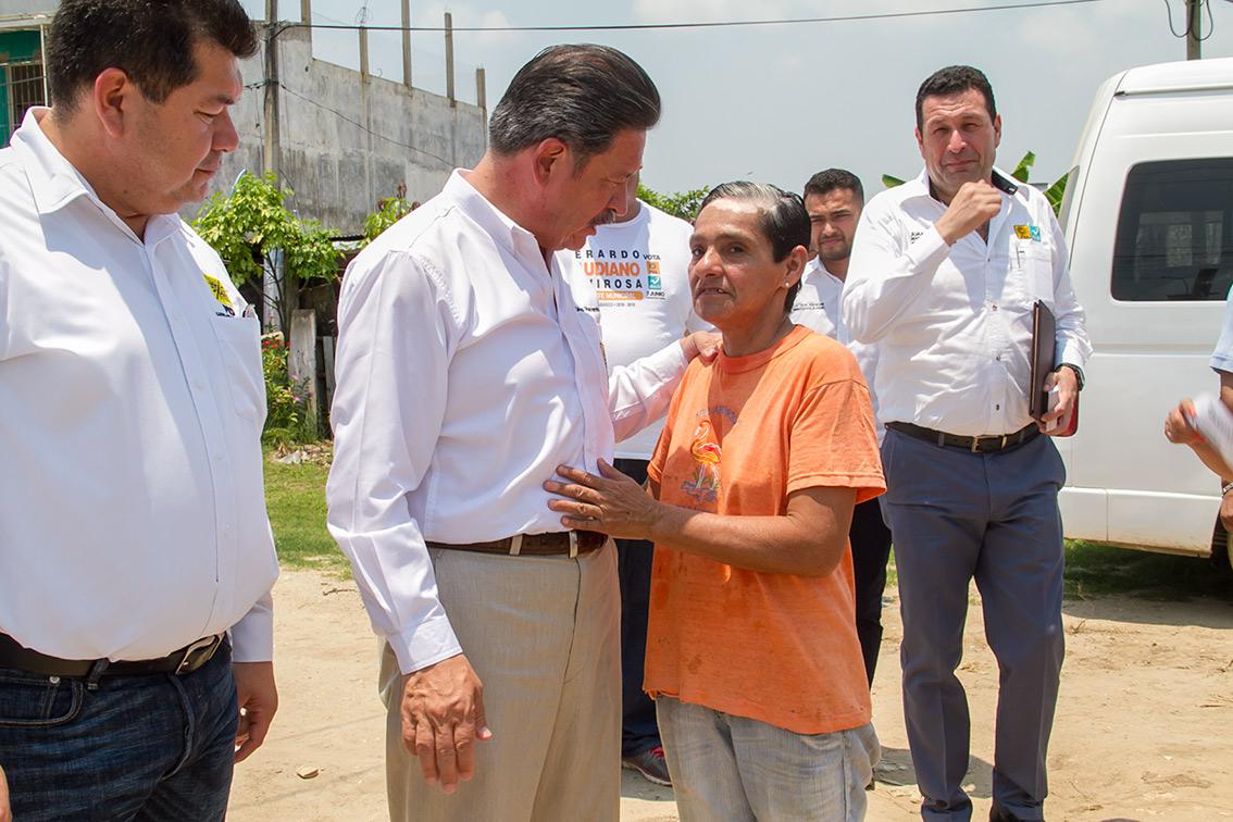 Navarretecarlos's tweet photo. Las campañas son de contacto con la realidad, de contacto con la vida cotidiana de las personas. http://t.co/bXnwogOgUB