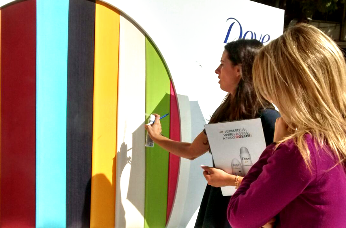 Dove_AR's tweet photo. ¡#LaVidaEsColor y cientos de mujeres lo demostraron! Mirá las fotos del stand Dove #InvisibleDry. http://t.co/KDJ5j5kwb6