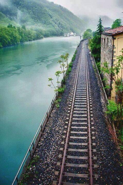 _Paisajes_'s tweet photo. El ferrocarril del lago. Los Alpes, Suiza. http://t.co/tbf09EtvOA