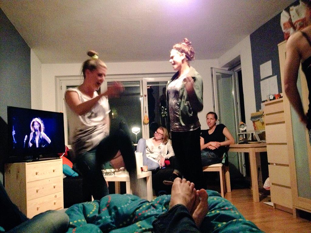 oliviaschough's tweet photo. 10 years cancer free!!! True champ @sarahapplehagen 💪😘 #DancingBuddies http://t.co/9g6RreKt4R