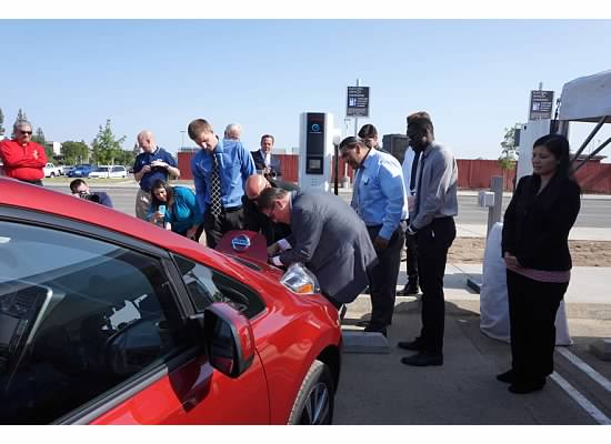 CalEnergy's tweet photo. .@Fresno_State opens 6 new elec veh charging stations! For $1/ hour, anyone can power their car &amp; help clean the air http://t.co/NH33PJAWpe