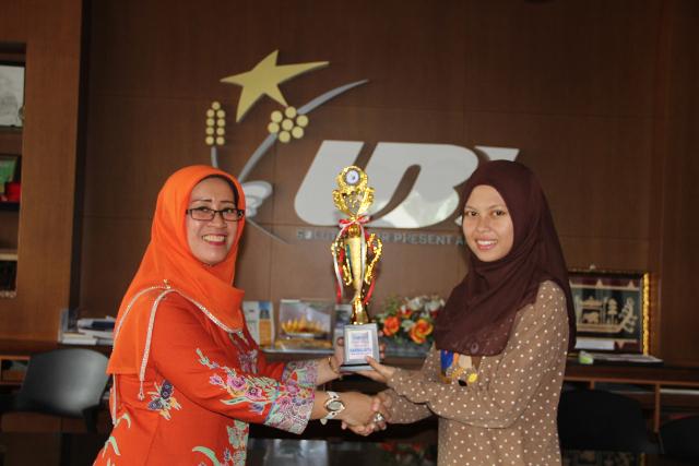 Mayang Kusuma, Mahasiswa Ekonomi Manajemen, berhasil meraih Juara Pertama Solo Song dlm ajang Voice Festival IV 2015