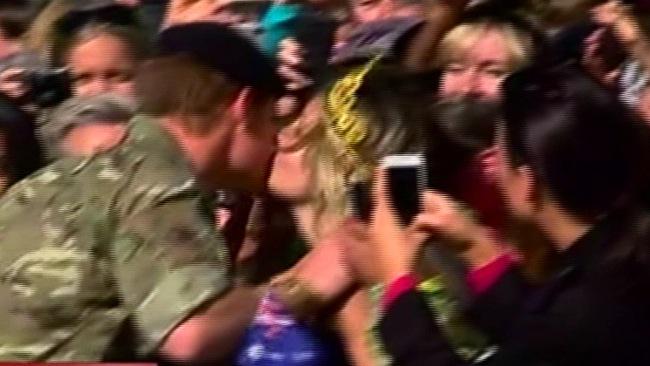 NicoleManktelow's tweet photo. OMG she got a kiss from #princeharry #marryme #sydney http://t.co/xsJpss8Avr #harrywales http://t.co/uWYQwAq5TE