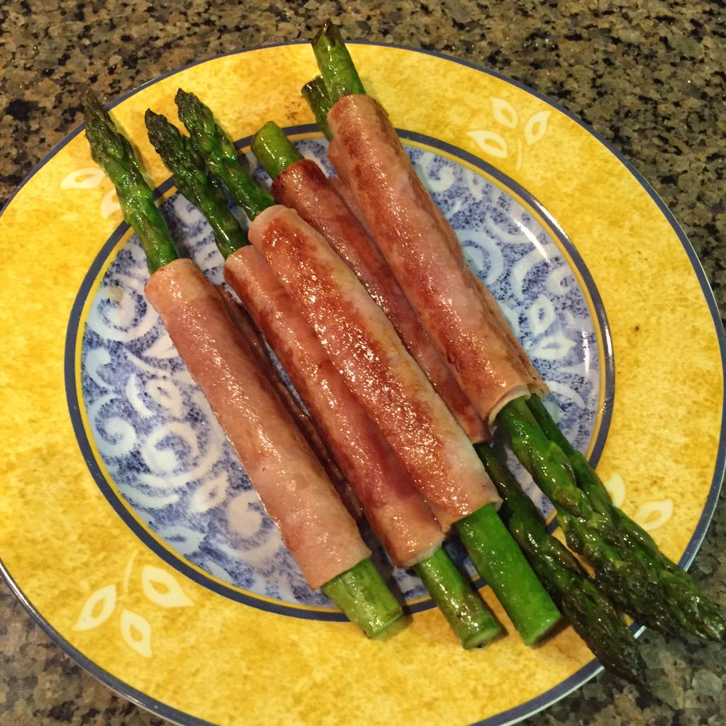 WhenShedHappens's tweet photo. Day 2 of cooking: simple, quick, yummy recipes ftw! Ham wrapped asparagus #yum #fancy #icooked #mealprep http://t.co/X3cZVeIJYU
