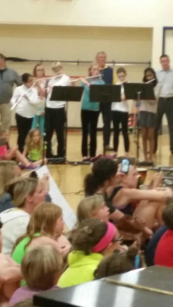 ENFIELD_SDST's tweet image. STMS students help with the Enfield performance #EnfieldFOA @SpringfieldTMS @ENFIELD_SDST