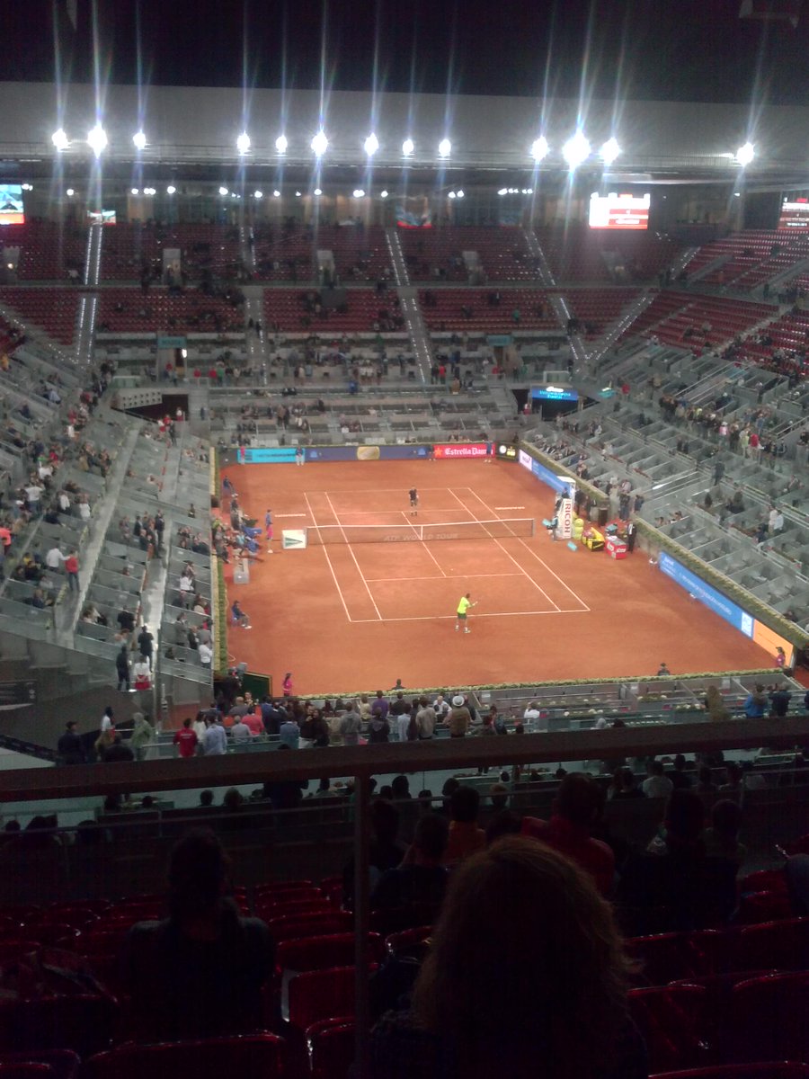 Nestor13_21's tweet photo. 1 de la madrugada y en la pista central para ver a Murray. Quien dijo sueño?? @Rodri_gogogo @rober_3 @p12Felixe http://t.co/ULAaRekjAC