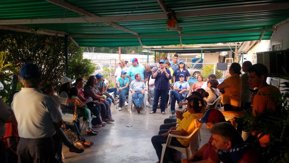 untzulia's tweet photo. Asamblea en los campos petroleros en ciudad Ojeda explicando la importancia de elecciones de AN @partidountzulia http://t.co/rqoO5HkSWi