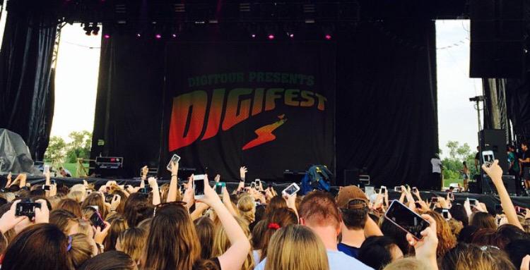 tayay1k's tweet photo. I really and truly miss this, I loved seeing them perform last year it was the bomb. ππ» #digifestmn http://t.co/ctnYJB4xti